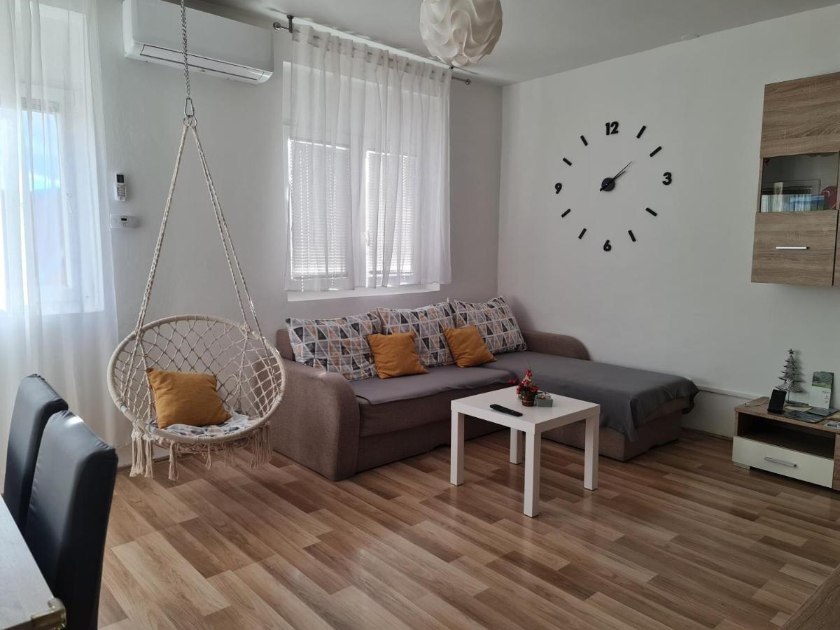 Apartment Pemper - Self Check In And Check Out Otočac Exteriör bild