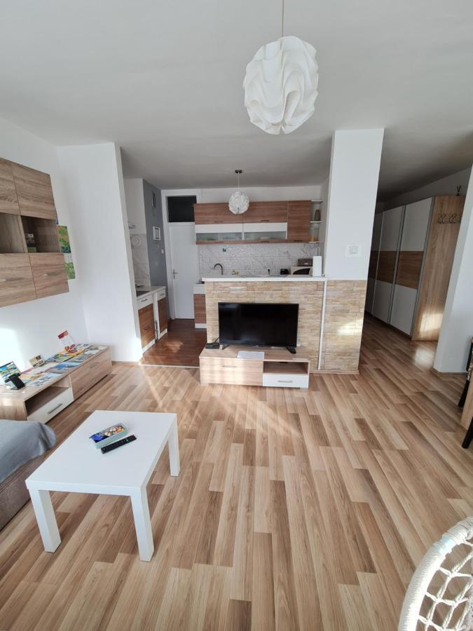 Apartment Pemper - Self Check In And Check Out Otočac Exteriör bild